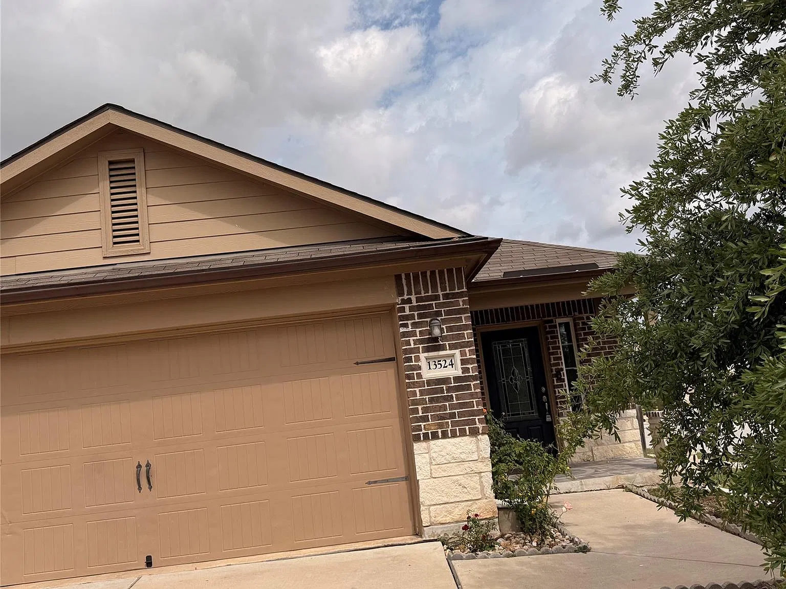 3 bed, 2.0 bath, 1571 sqft, $1,700 — Photo 2
