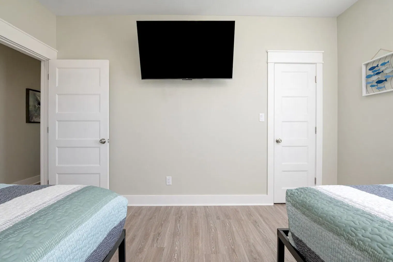 3 bed, 2.0 bath, 1571 sqft, $3,665 — Photo 4