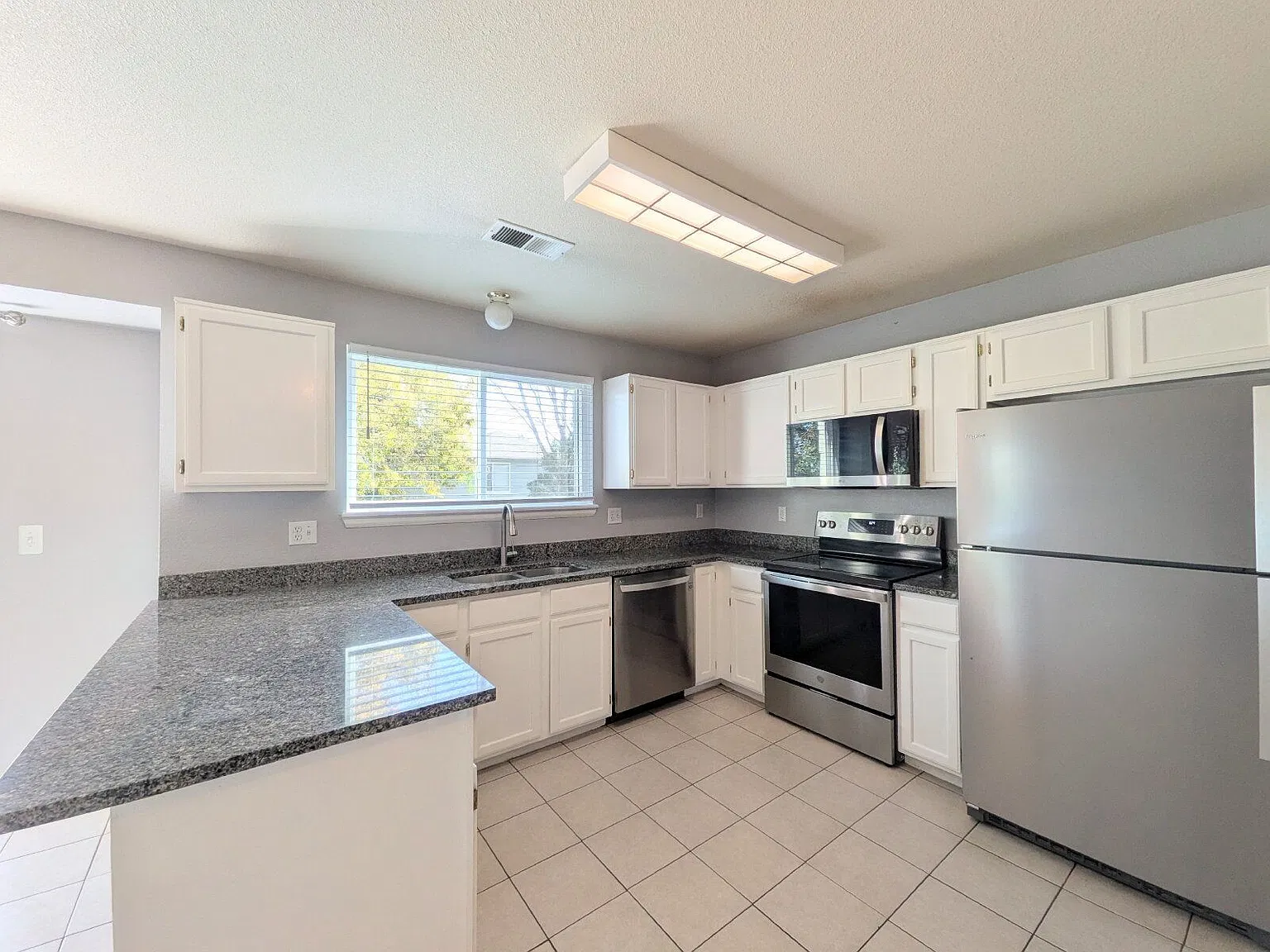 3 bed, 2.5 bath, 2088 sqft, $3,000 — Photo 3