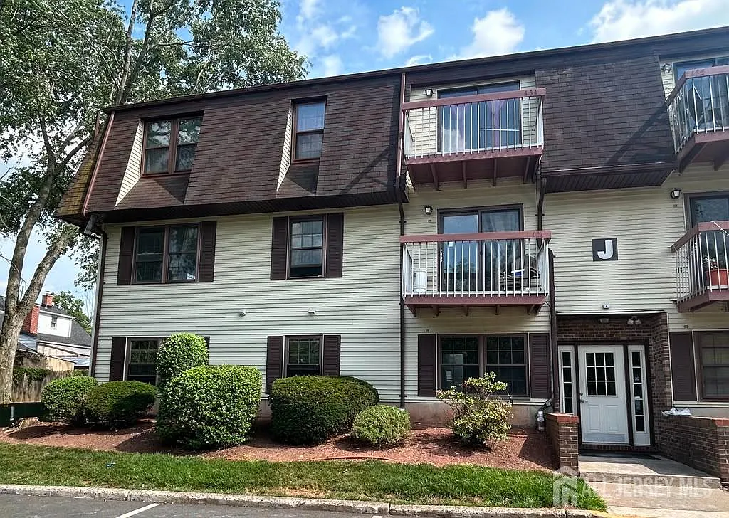 1 bed, 1.0 bath, 875 sqft, $2,100 — Photo 1