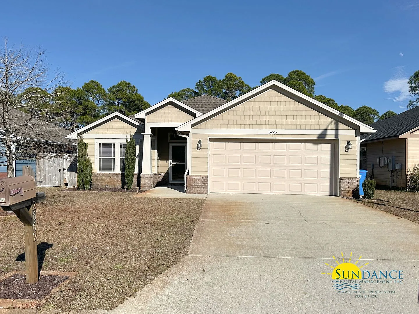 Stunning 3 Bedroom Home in Navarre with Large Backyard! — Photo 1