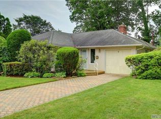 8 Hull St, Oceanside, NY 11572