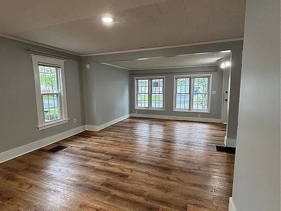 2nd image of 115 N Pearl Ave