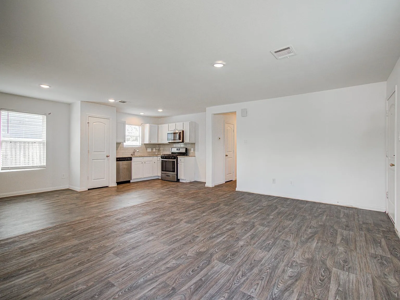 3 bed, 2.0 bath, 1296 sqft, $1,800 — Photo 2