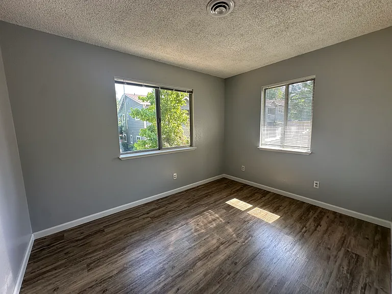 350 Pleasant St #7 — Photo 10