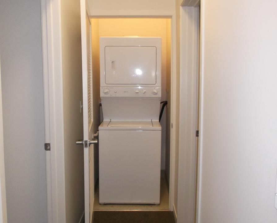2nd image of 627 E 38th Pl #201