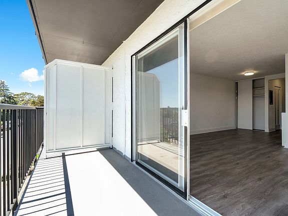 5th image of 1007 Esquimalt Rd #310