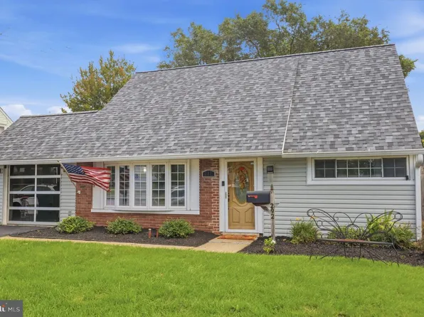 292 Indian Creek Dr, Levittown, PA 19057