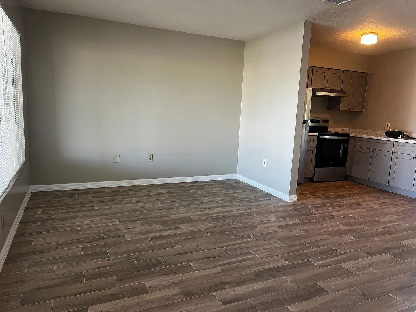 2BD/1BA/Single carport - Venice — Photo 3