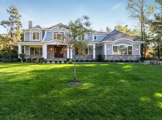 25 Walnut Dr, East Hills, NY 11576