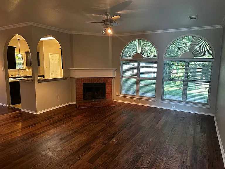 1809 Estates Dr — Photo 2