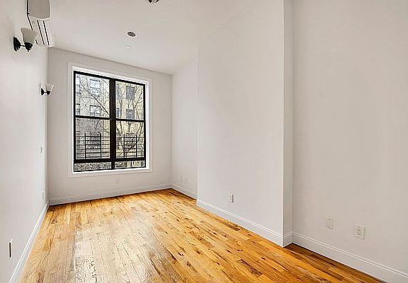 4th image of 107 W 118th St