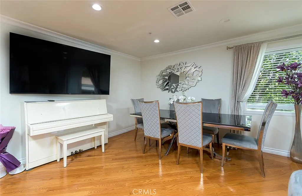 3 bed, 1231 sqft, $3,500 — Photo 4