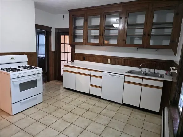133 Clifford St Floor 2, Pawtucket, RI 02860