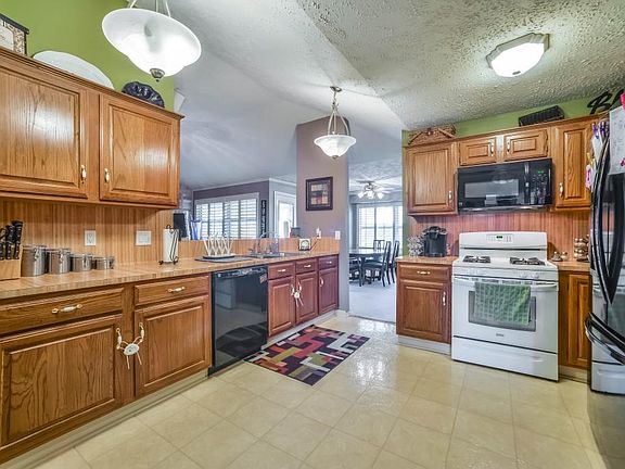 5th image of 905 Willowbriar Ln