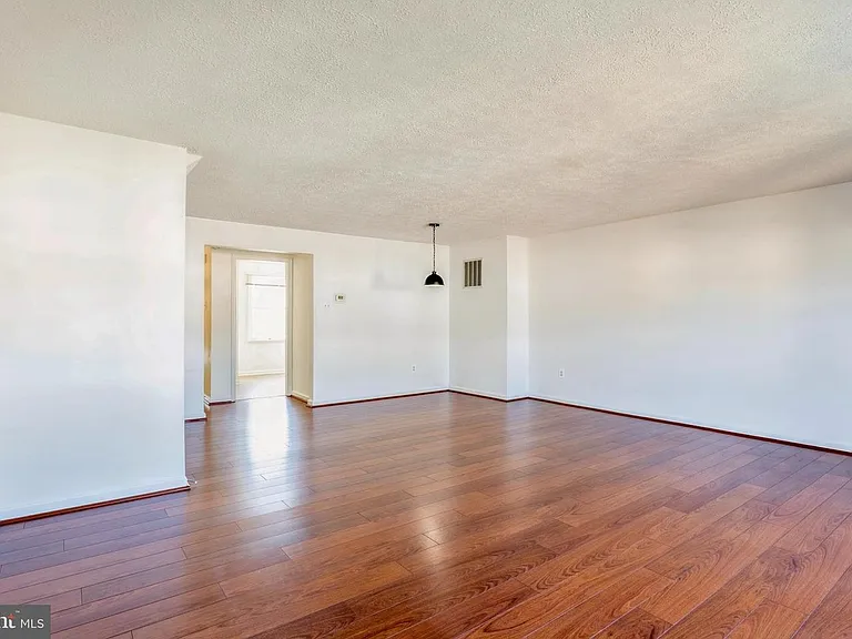 8 Tatler Pl — Photo 38