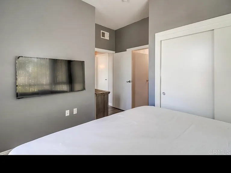 889 Date St — Photo 2