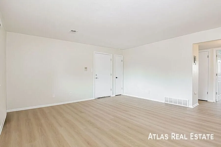 Save $1550! Cozy 2 Bed, 1 Bath in Charming Arvada 4-Plex Minutes to Old Town! — Photo 2