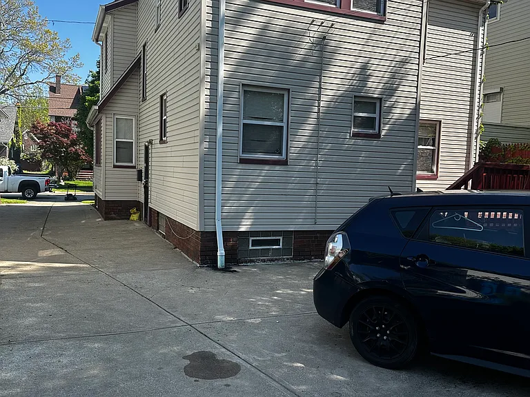 13820 Lakeshore Dr — Photo 2