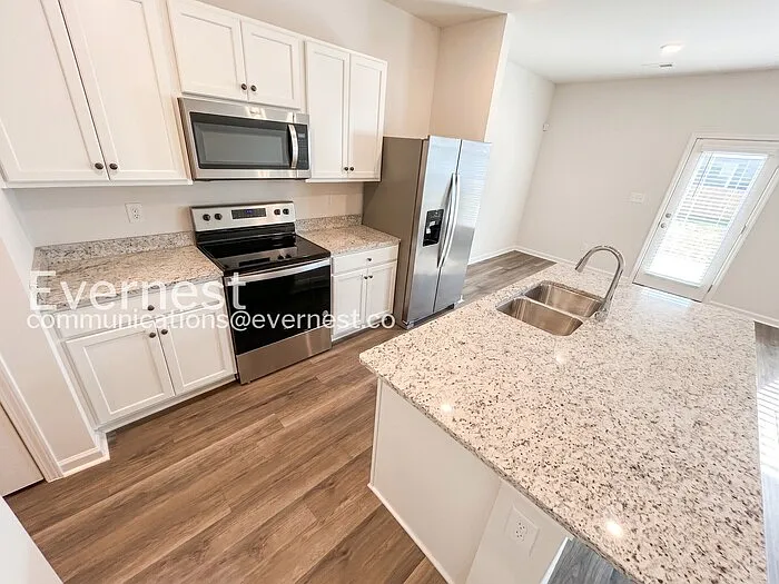 3 bed, 2.5 bath, 1775 sqft, $1,775 — Photo 3