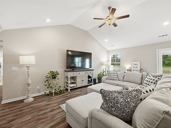5th image of 301 Ruby Cate Way