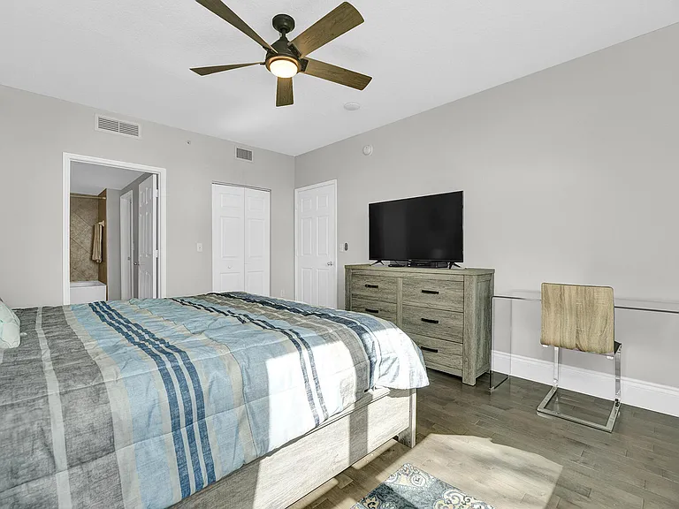 100 NE 6th St #203 — Photo 15
