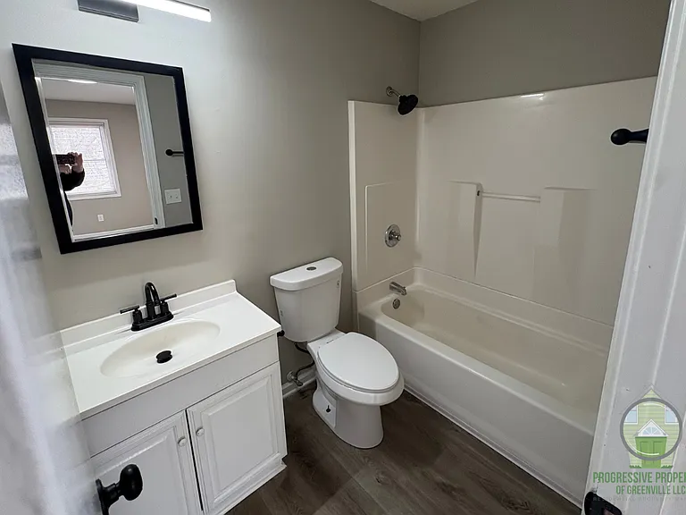 Maple Court Apartments — Photo 14