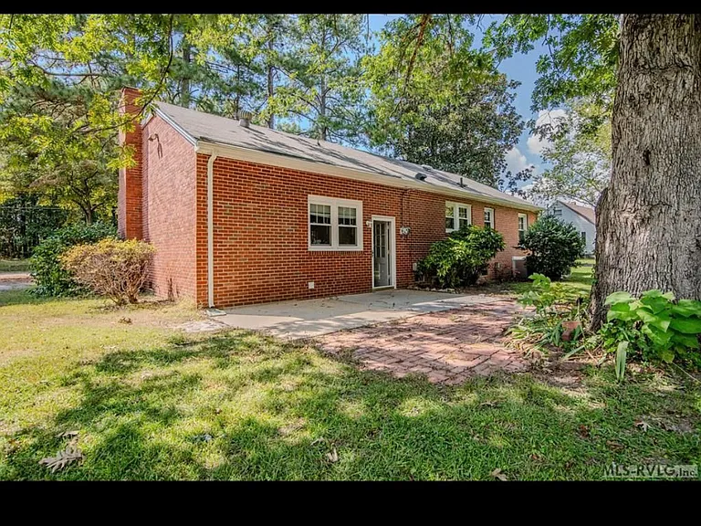 209 Long Cir — Photo 2
