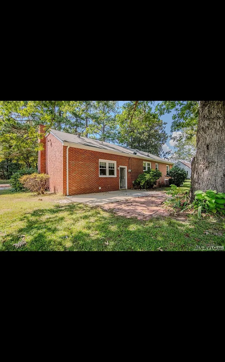 Building Photo - 209 Long Cir