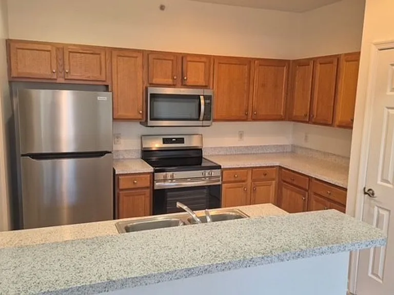 635-675 Woodbrook Dr — Photo 4
