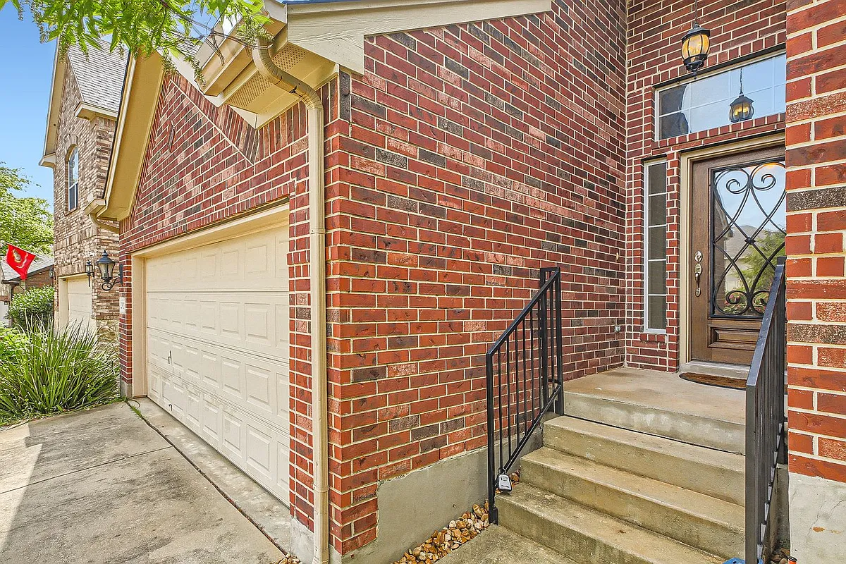entry - 23927 Waterhole Ln