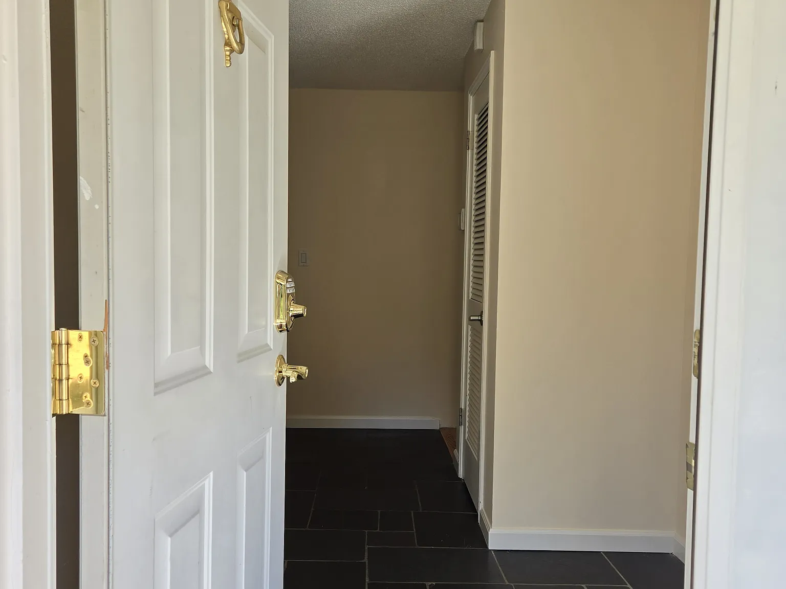 4 bed, 2200 sqft, $4,400 — Photo 2