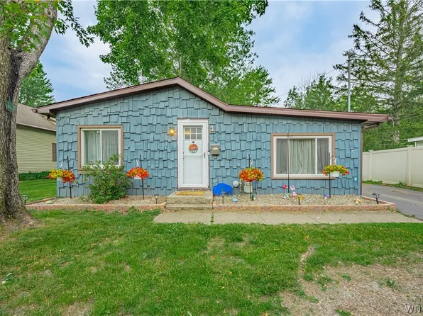 1 Royal Ln, Lockport, NY 14094