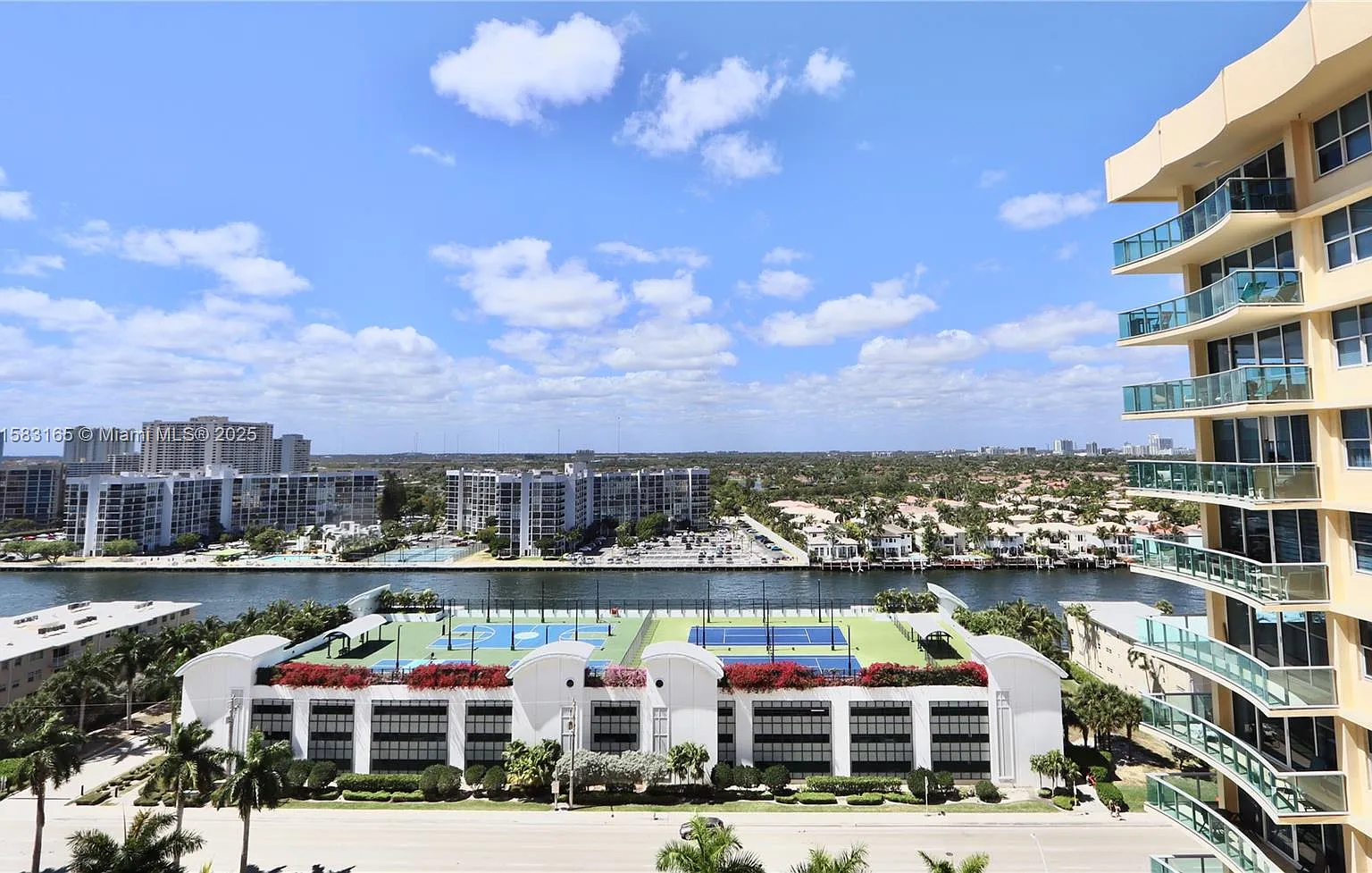 Wave Condo — Photo 1