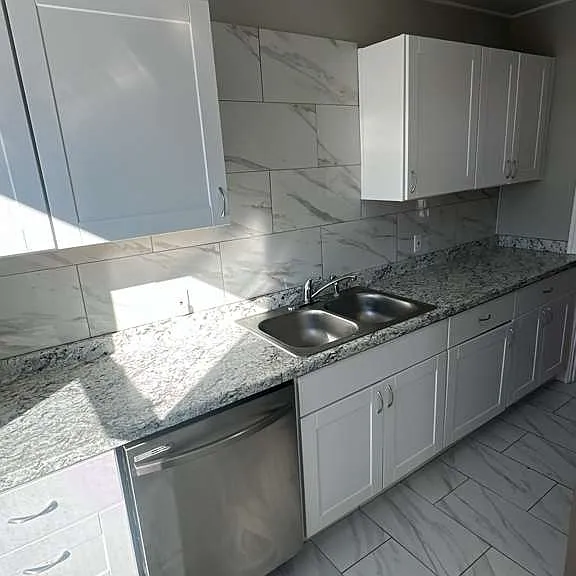292 Burnside Ave #3 — Photo 2
