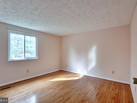3rd image of 901 Redbud Ln NE
