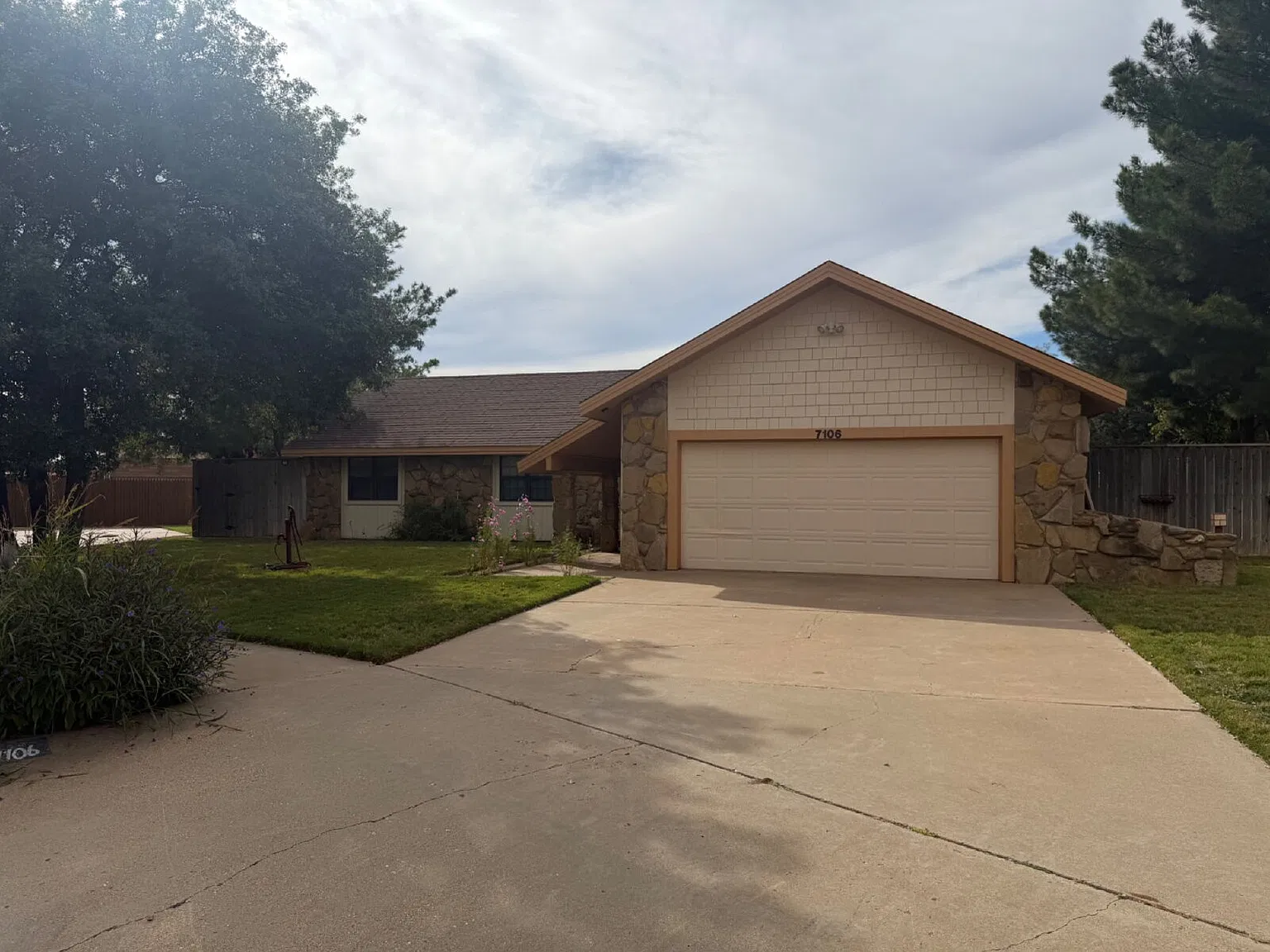3 bed, 2.0 bath, 1711 sqft, $1,700 — Photo 1