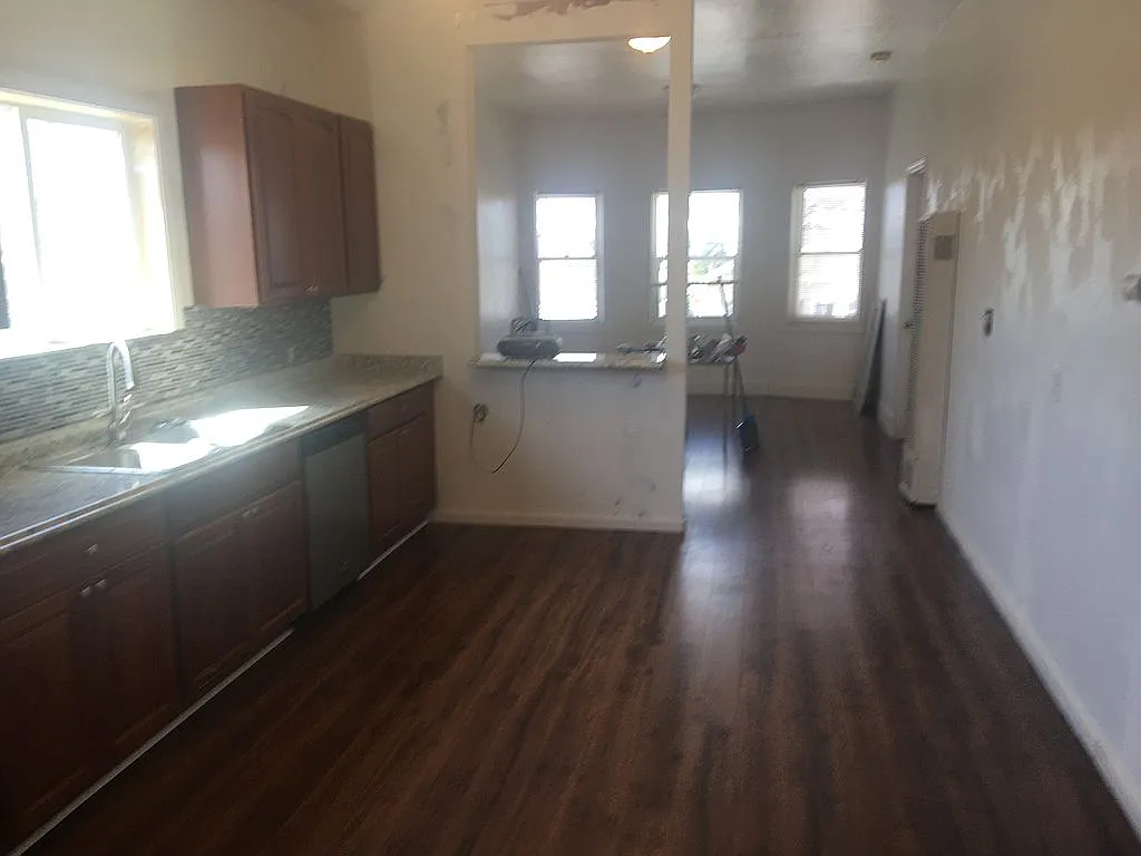 562 5th St photo 1