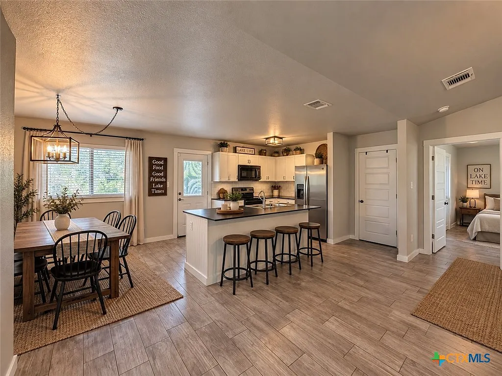 3 bed, 2.0 bath, 1470 sqft, $1,750 — Photo 3