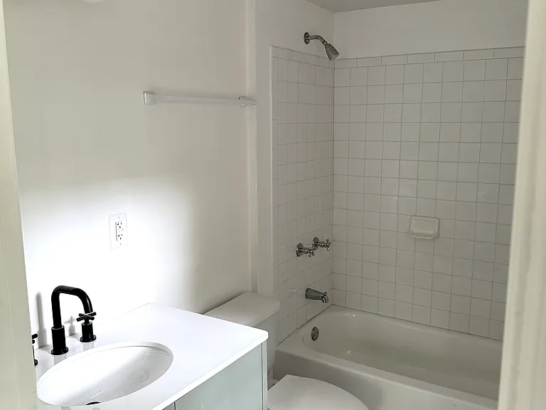 910 Orient St — Photo 11