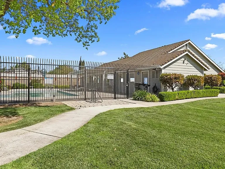 2337 Saint Lawrence Ln — Photo 18