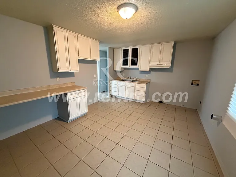 803 Skyline Dr — Photo 3