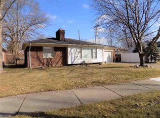 2000 Kenmore Dr, Grosse Pointe Woods, MI 48236