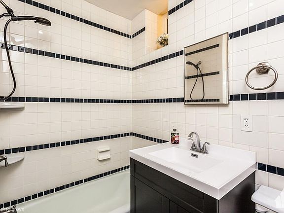 4th image of 2800 N Pine Grove Ave #512