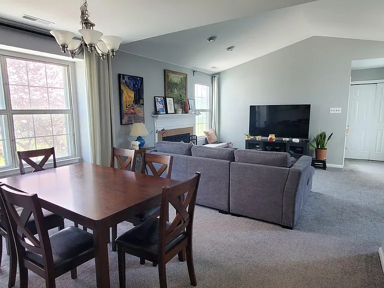 665 Rose Hollow Dr #B — Photo 6