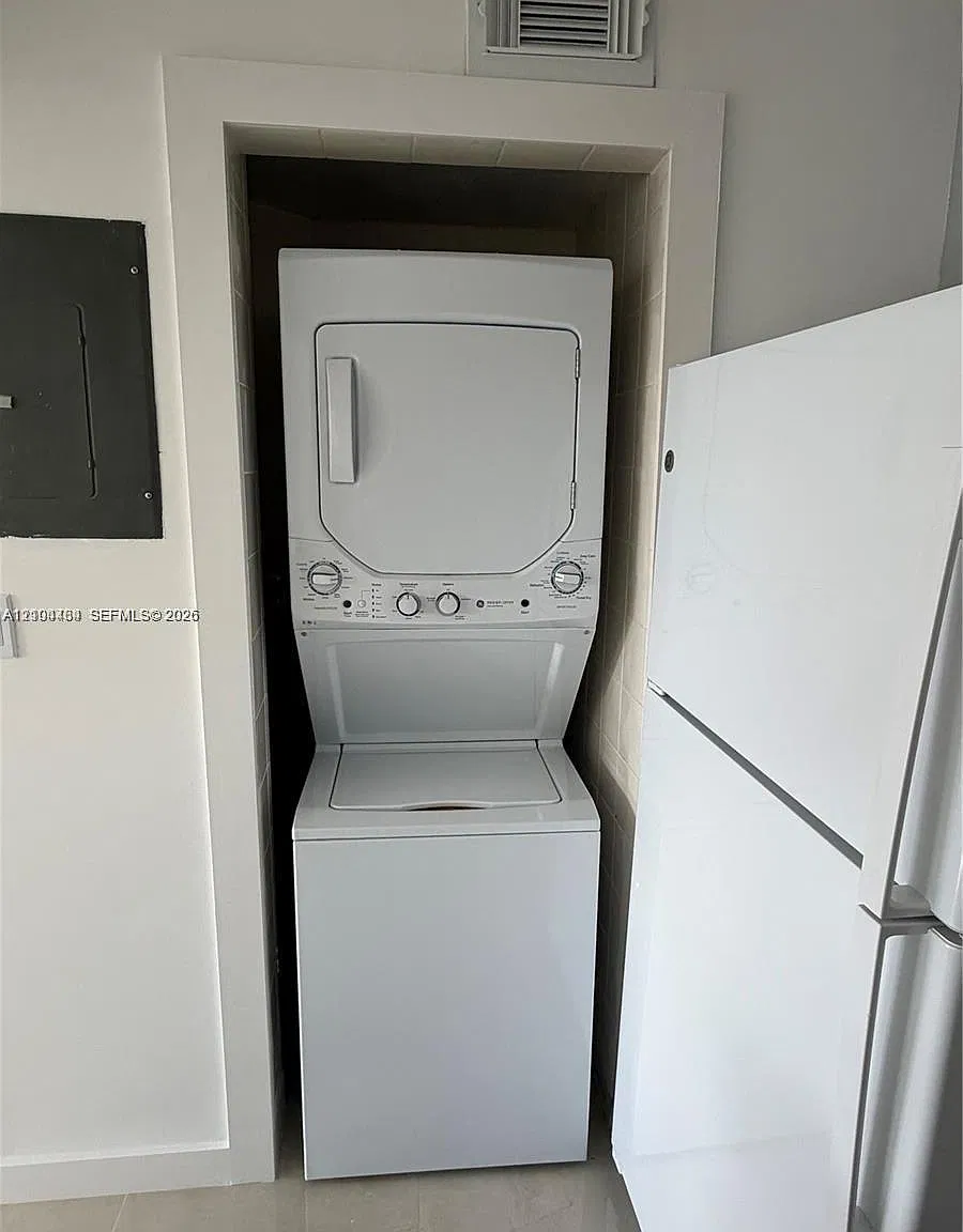 Versailles Plaza Condo — Photo 4