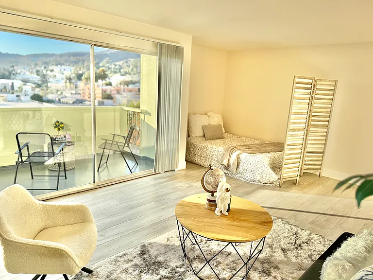 Large space with stunning views and lots of sun!