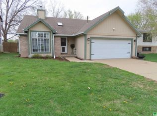 186 Suncoast Dr, McCook Lake, SD 57049