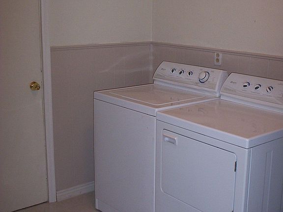 Newer appliances throughout the entire house - ALL STAY!