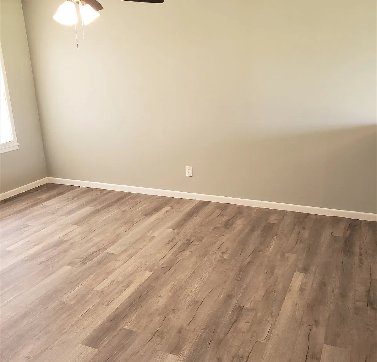 3 bed, 2.0 bath, 1122 sqft, $1,300 — Photo 2